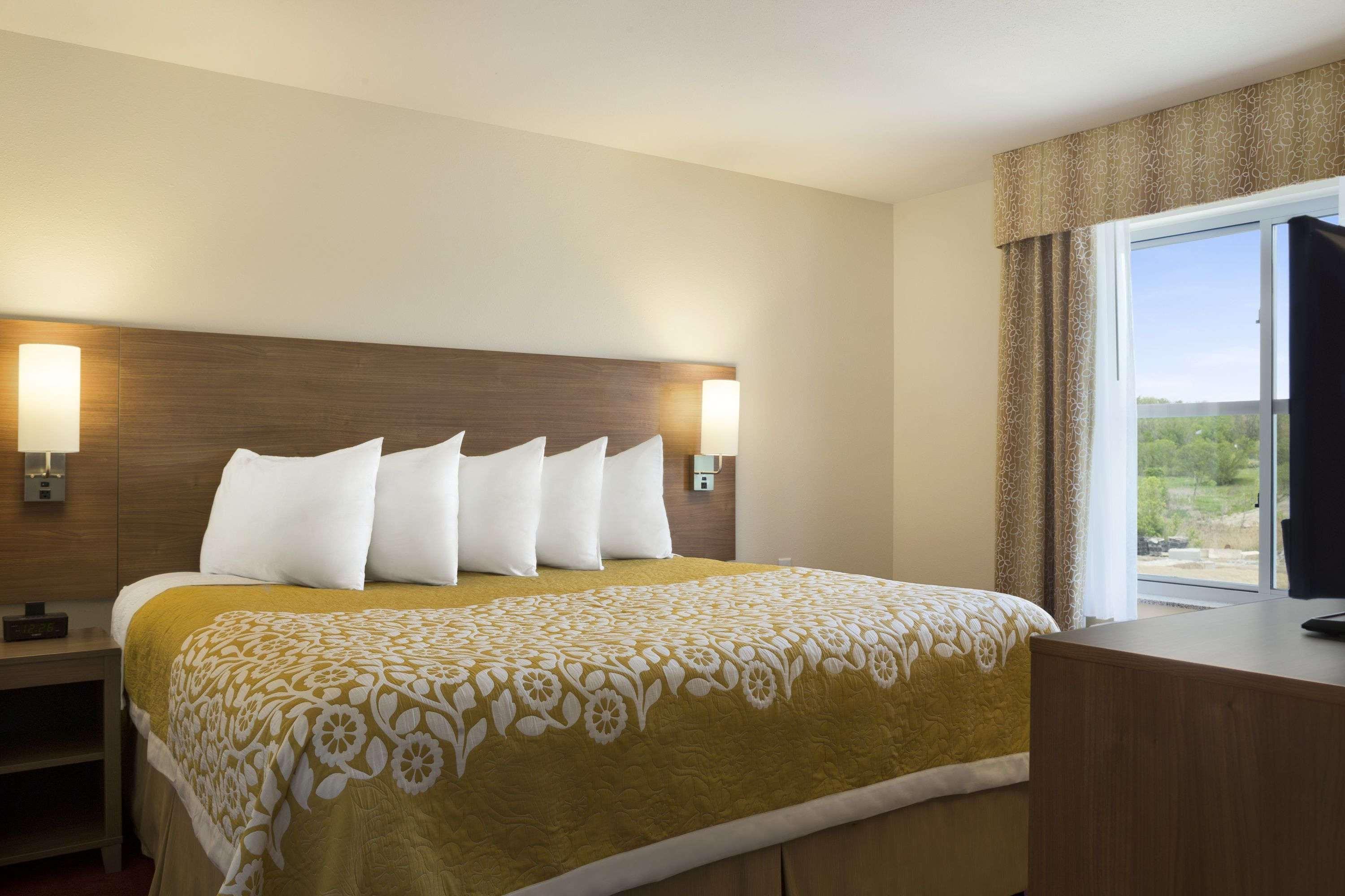 Days Inn & Suites By Wyndham Belmont Ngoại thất bức ảnh
